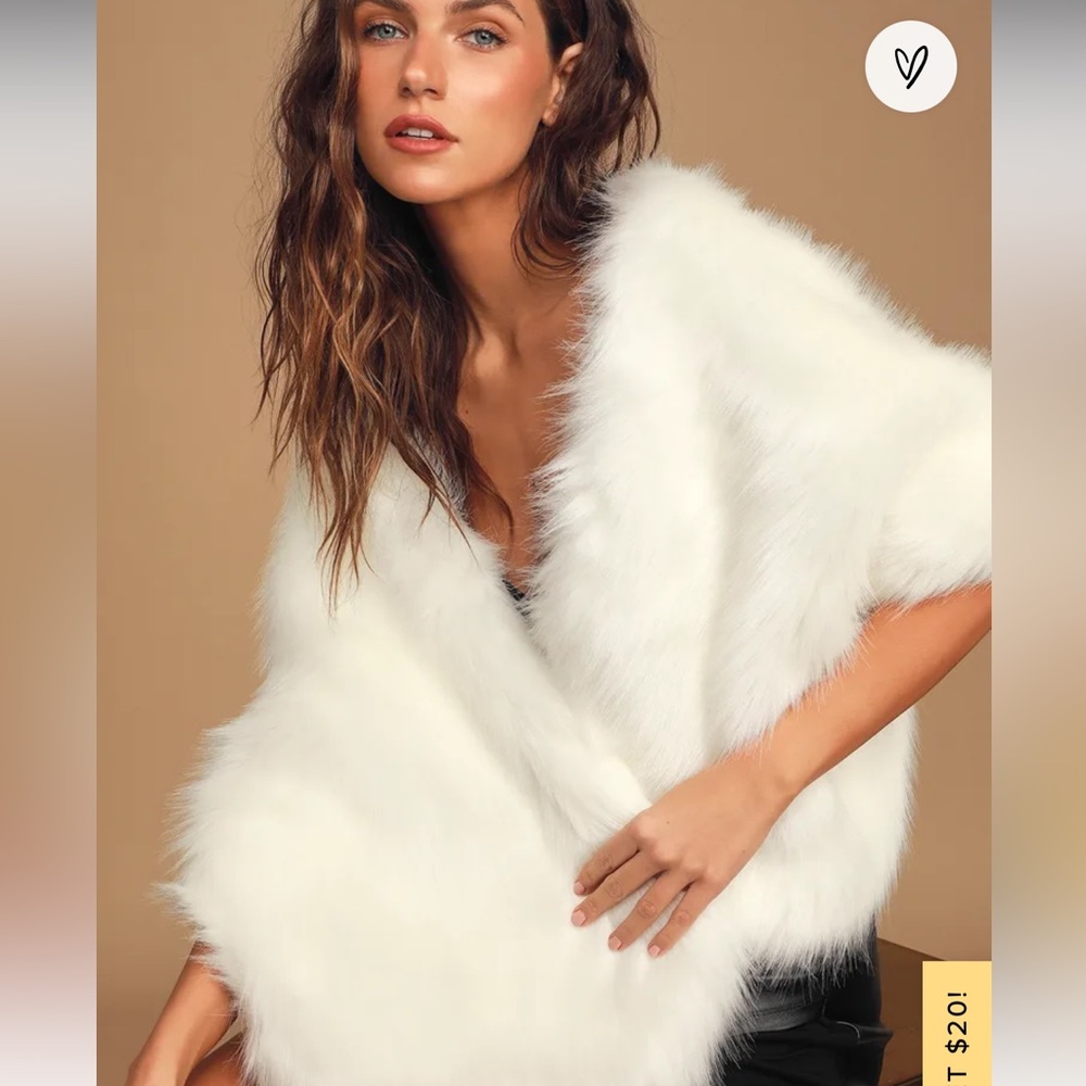 NWOT Demure and Dreamy Ivory Faux Fur Stole
